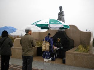 観音立像前での総回向