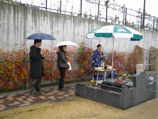 永代供養墓まどかの碑前での回向