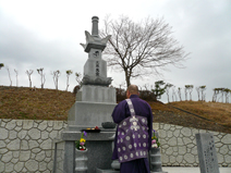 無縁塚無縁供養風景