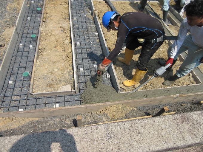 石張り基礎工事生コン打設