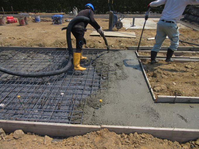 石張り基礎工事生コン打設
