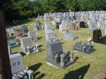 一面に芝生を敷きつめた芝生墓地