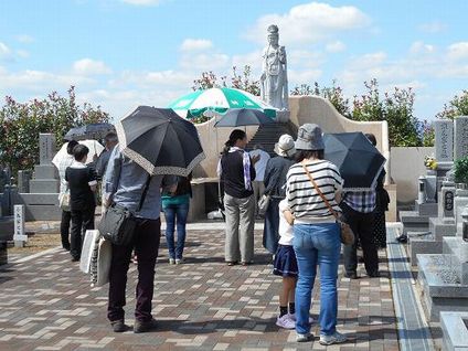 やすらぎの塔前での総回向