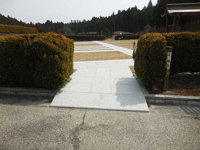 永年墓参道石張り