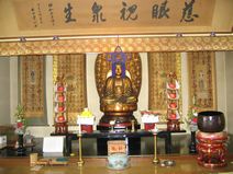 休憩所内祭壇「釈迦如来坐像」