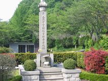 万霊供養塔」霊園内の供養塔