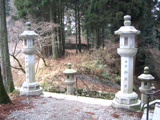 比叡山延暦寺　御廟前灯籠