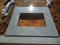 丘カロート、芝台据付