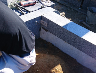 L 板アンカーで固定